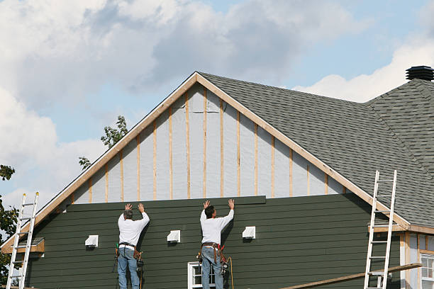 Professional Siding Contractor technician working in Pleasantville, OH